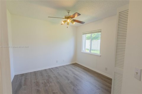 House in Miramar, Florida 3 bedrooms, 108.7 sq.m. № 1828834 - photo 15