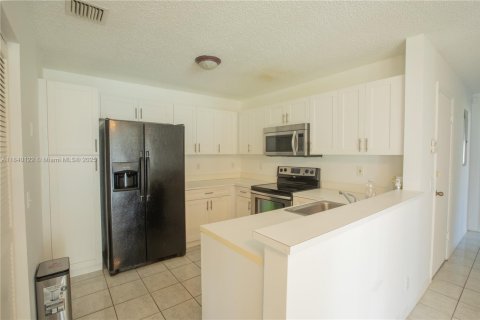 House in Miramar, Florida 3 bedrooms, 108.7 sq.m. № 1828834 - photo 9