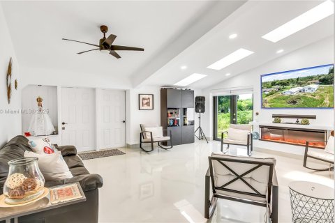 House in Southwest Ranches, Florida 3 bedrooms, 175.49 sq.m. № 1836023 - photo 8
