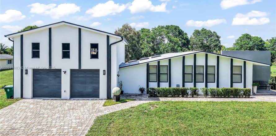 House in Southwest Ranches, Florida 3 bedrooms, 175.49 sq.m. № 1836023