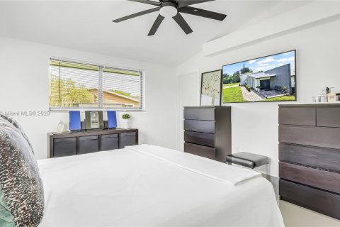 House in Southwest Ranches, Florida 3 bedrooms, 175.49 sq.m. № 1836023 - photo 11