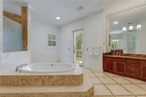 House in Pinecrest, Florida 7 bedrooms, 569.21 sq.m. № 2030518 - photo 25