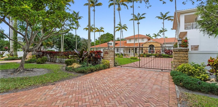 House in Pinecrest, Florida 7 bedrooms, 569.21 sq.m. № 2030518