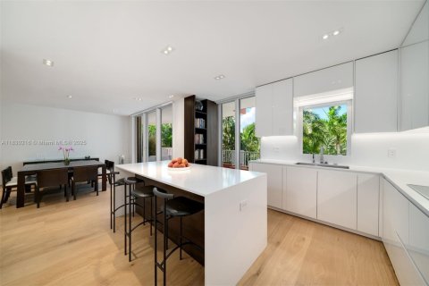 Condo in Key Biscayne, Florida, 2 bedrooms  № 1818344 - photo 11