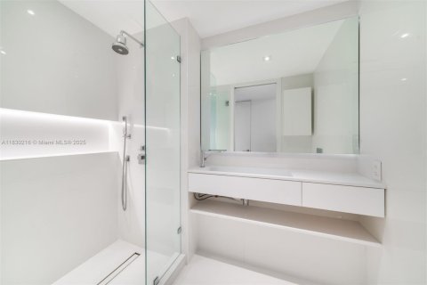 Condo in Key Biscayne, Florida, 2 bedrooms  № 1818344 - photo 27