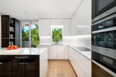 Condo in Key Biscayne, Florida, 2 bedrooms  № 1818344 - photo 12