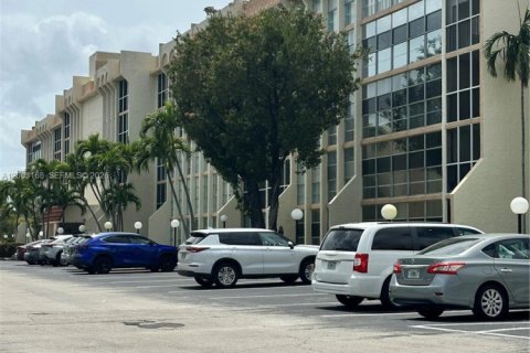 Купить кондоминиум в Халландейл-Бич, Флорида 2 спальни, 112.41м2, № 2066525 - фото 3