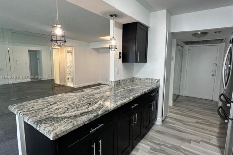 Купить кондоминиум в Халландейл-Бич, Флорида 2 спальни, 112.41м2, № 2066525 - фото 8