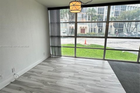 Купить кондоминиум в Халландейл-Бич, Флорида 2 спальни, 112.41м2, № 2066525 - фото 10