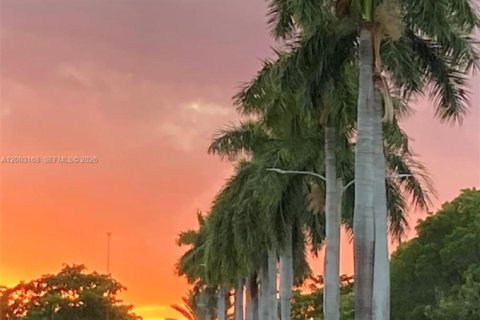 Купить кондоминиум в Халландейл-Бич, Флорида 2 спальни, 112.41м2, № 2066525 - фото 28