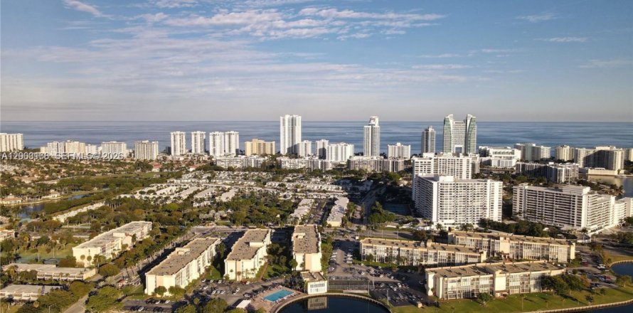 Кондоминиум с 2 спальнями в Халландейл-Бич, Флорида № 2066525