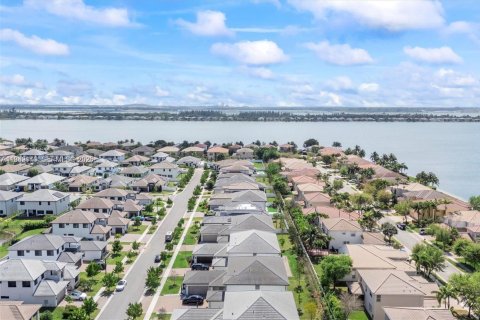 House in Miramar, Florida 4 bedrooms, 378.39 sq.m. № 2006143 - photo 19