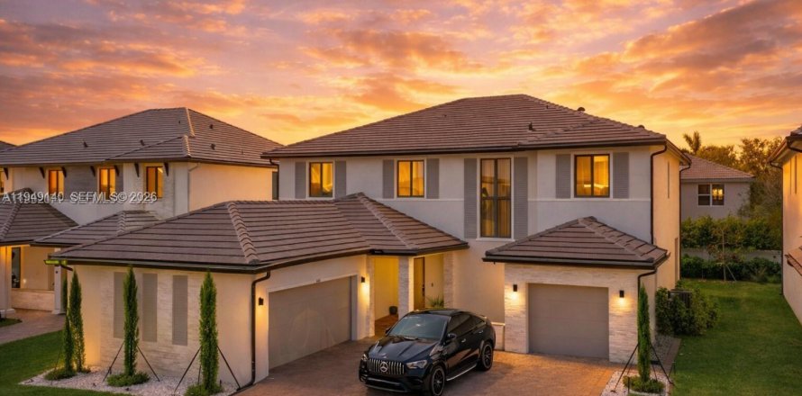 House in Miramar, Florida 4 bedrooms, 378.39 sq.m. № 2006143