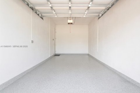 House in Miramar, Florida 4 bedrooms, 378.39 sq.m. № 2006143 - photo 17