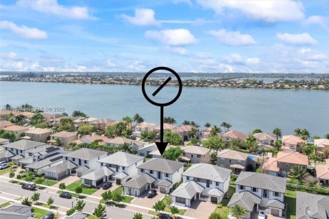 House in Miramar, Florida 4 bedrooms, 378.39 sq.m. № 2006143 - photo 18