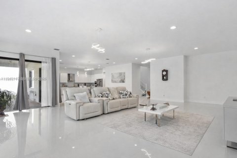 House in Miramar, Florida 4 bedrooms, 378.39 sq.m. № 2006143 - photo 5