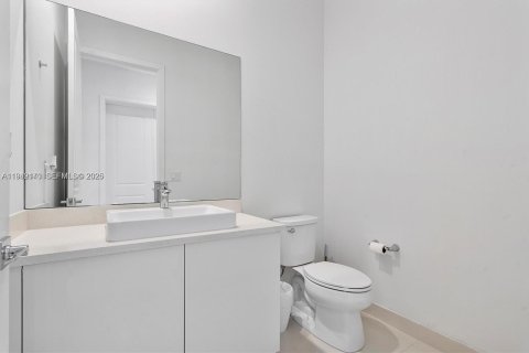 House in Miramar, Florida 4 bedrooms, 378.39 sq.m. № 2006143 - photo 13