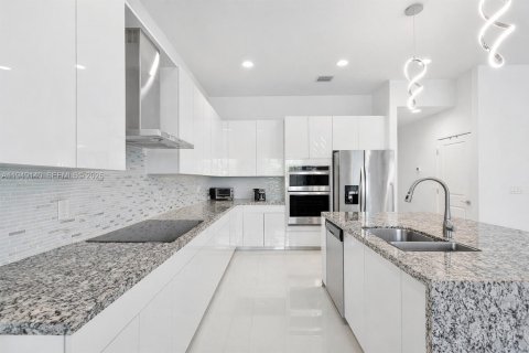 House in Miramar, Florida 4 bedrooms, 378.39 sq.m. № 2006143 - photo 2