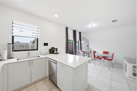 Townhouse in Homestead, Florida 3 bedrooms, 137.77 sq.m. № 2074932 - photo 11