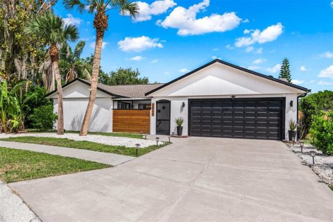 House in Sarasota, Florida 3 bedrooms, 118.45 sq.m. № 2218157 - photo 2