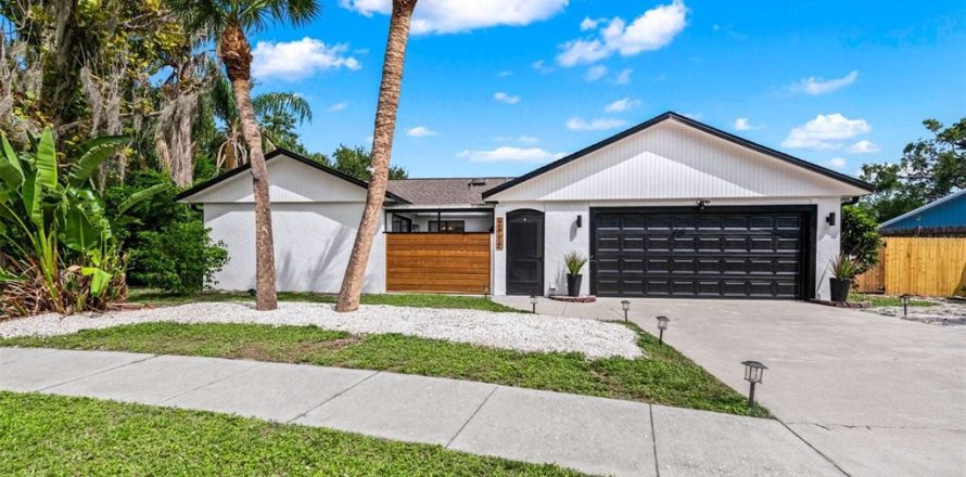 House in Sarasota, Florida 3 bedrooms, 118.45 sq.m. № 2218157