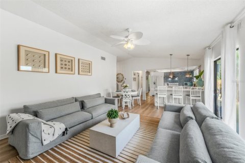 House in Sarasota, Florida 3 bedrooms, 118.45 sq.m. № 2218157 - photo 18