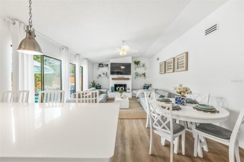 House in Sarasota, Florida 3 bedrooms, 118.45 sq.m. № 2218157 - photo 15