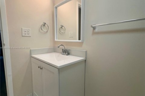 Condo in North Miami Beach, Florida, 1 bedroom  № 1892915 - photo 21