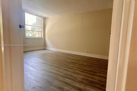 Condo in North Miami Beach, Florida, 1 bedroom  № 1892915 - photo 11
