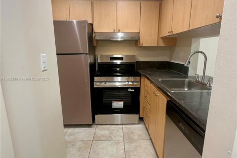 Condo in North Miami Beach, Florida, 1 bedroom  № 1892915 - photo 8