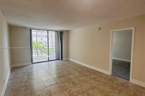 Condo in North Miami Beach, Florida, 1 bedroom  № 1892915 - photo 10