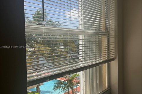 Condo in North Miami Beach, Florida, 1 bedroom  № 1892915 - photo 25
