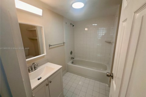 Condo in North Miami Beach, Florida, 1 bedroom  № 1892915 - photo 19