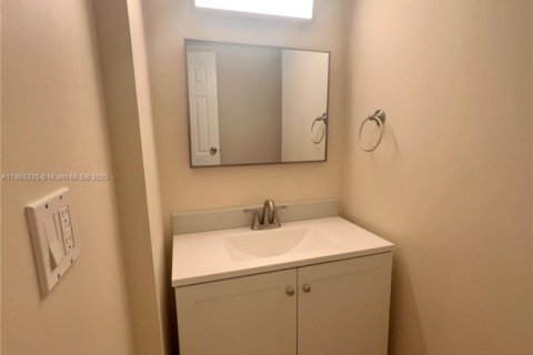 Condo in North Miami Beach, Florida, 1 bedroom  № 1892915 - photo 9