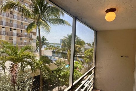 Condo in North Miami Beach, Florida, 1 bedroom  № 1892915 - photo 28