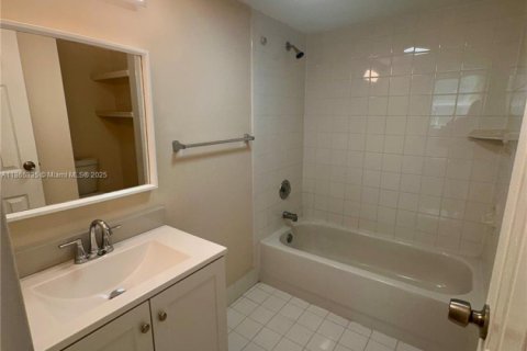 Condo in North Miami Beach, Florida, 1 bedroom  № 1892915 - photo 22