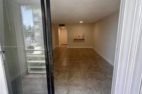 Condo in North Miami Beach, Florida, 1 bedroom  № 1892915 - photo 26