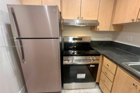 Condo in North Miami Beach, Florida, 1 bedroom  № 1892915 - photo 2