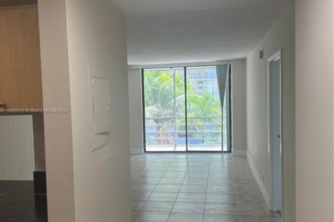 Condo in North Miami Beach, Florida, 1 bedroom  № 1892915 - photo 1