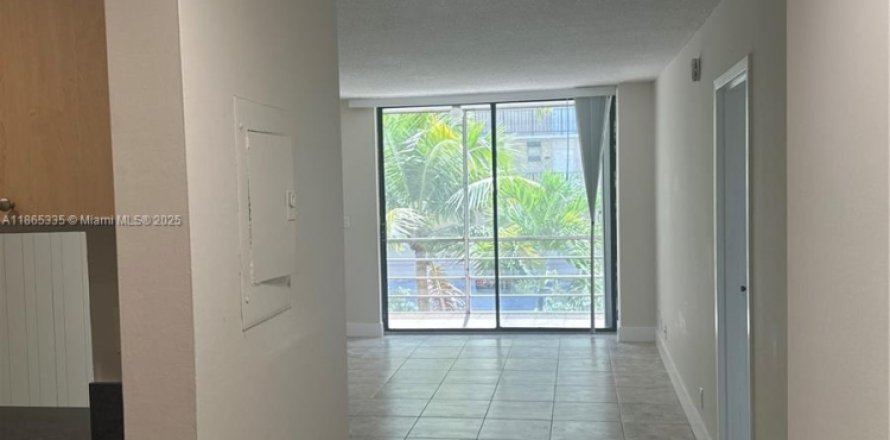 Condo in North Miami Beach, Florida, 1 bedroom № 1892915