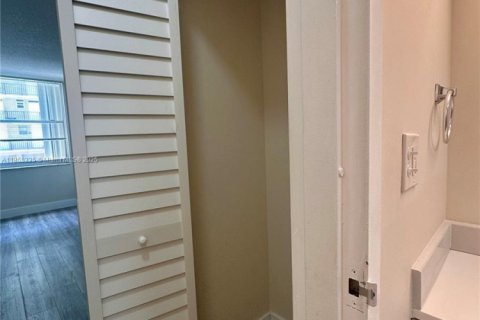 Condo in North Miami Beach, Florida, 1 bedroom  № 1892915 - photo 16