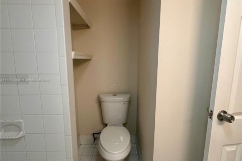Condo in North Miami Beach, Florida, 1 bedroom  № 1892915 - photo 24