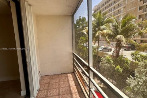 Condo in North Miami Beach, Florida, 1 bedroom  № 1892915 - photo 27