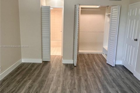 Condo in North Miami Beach, Florida, 1 bedroom  № 1892915 - photo 15