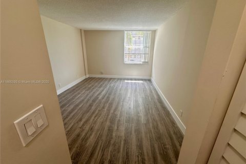 Condo in North Miami Beach, Florida, 1 bedroom  № 1892915 - photo 13