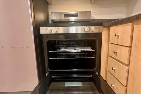 Condo in North Miami Beach, Florida, 1 bedroom  № 1892915 - photo 6