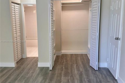 Condo in North Miami Beach, Florida, 1 bedroom  № 1892915 - photo 12