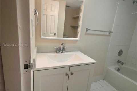 Condo in North Miami Beach, Florida, 1 bedroom  № 1892915 - photo 20