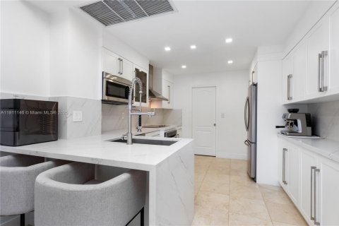 Townhouse in Aventura, Florida 3 bedrooms, 177.44 sq.m. № 1966976 - photo 16