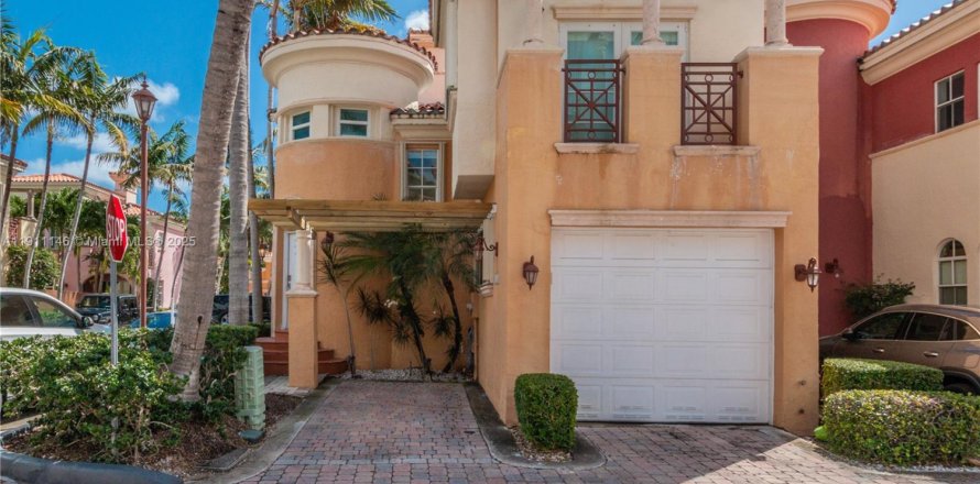 Townhouse in Aventura, Florida 3 bedrooms, 177.44 sq.m. № 1966976